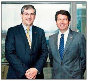 Carlos Pavez, Superintendente de Valores y Seguros; y Felipe Hoetz, presidente International Federation of Adjusting Associations (IFAA). 